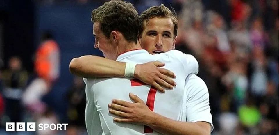 Jugadores de Inglaterra abrazándose durante el partido