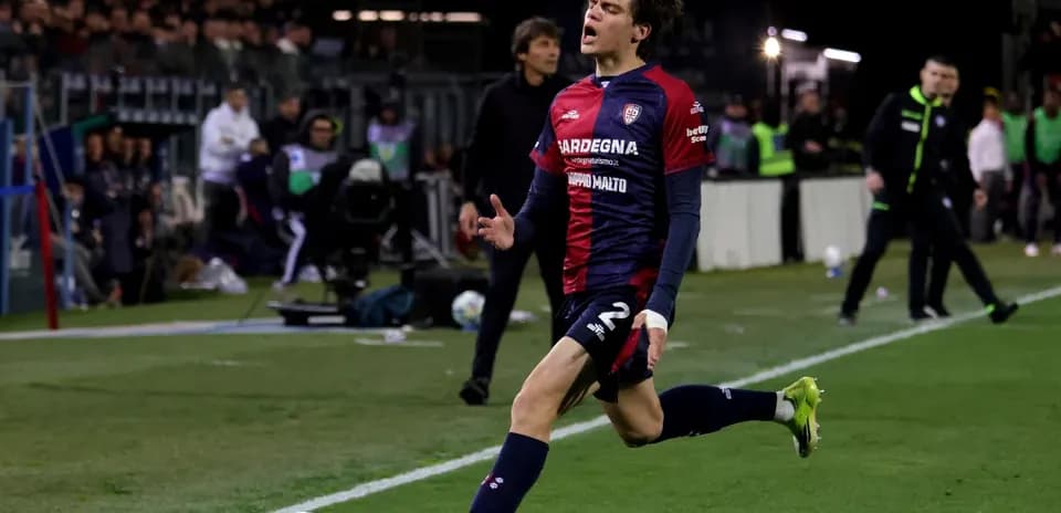 Jugador de Cagliari corriendo tras el balón en campo