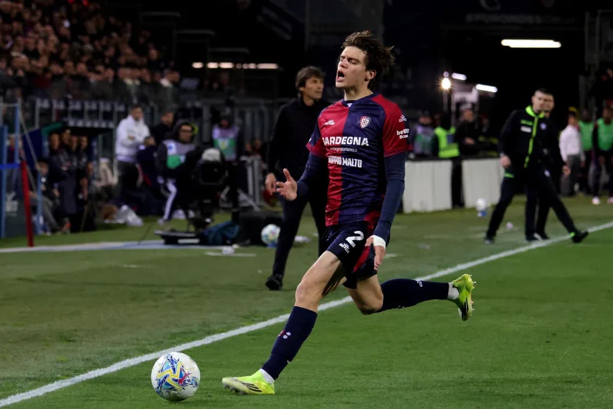 Jugador de Cagliari corriendo tras el balón en campo