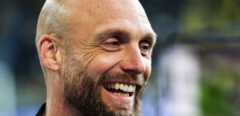 Hombre sonriendo con barba en primer plano