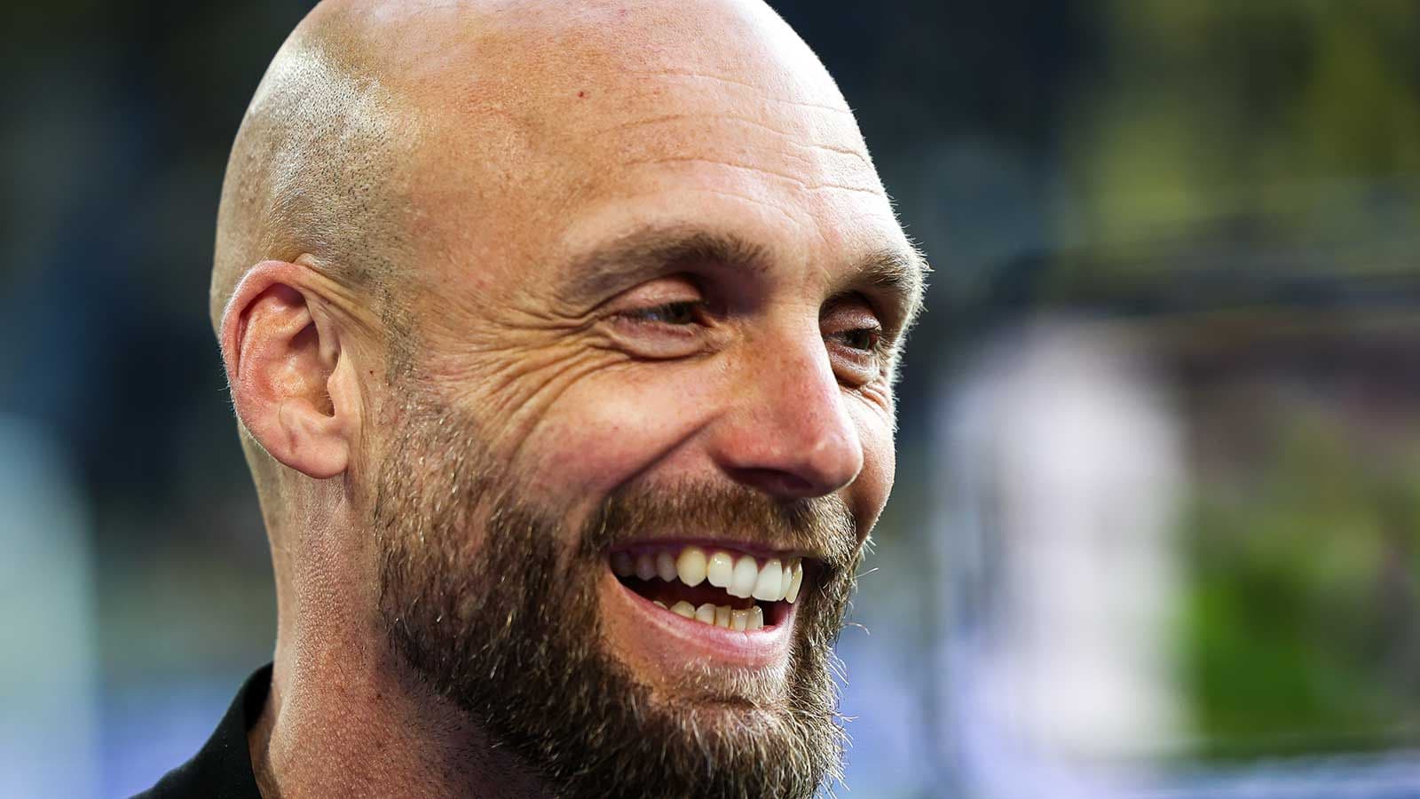 Hombre sonriendo con barba en primer plano