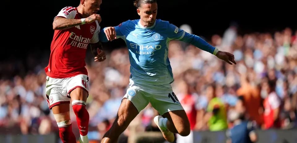 Jugador de Arsenal persigue a jugador de Manchester City