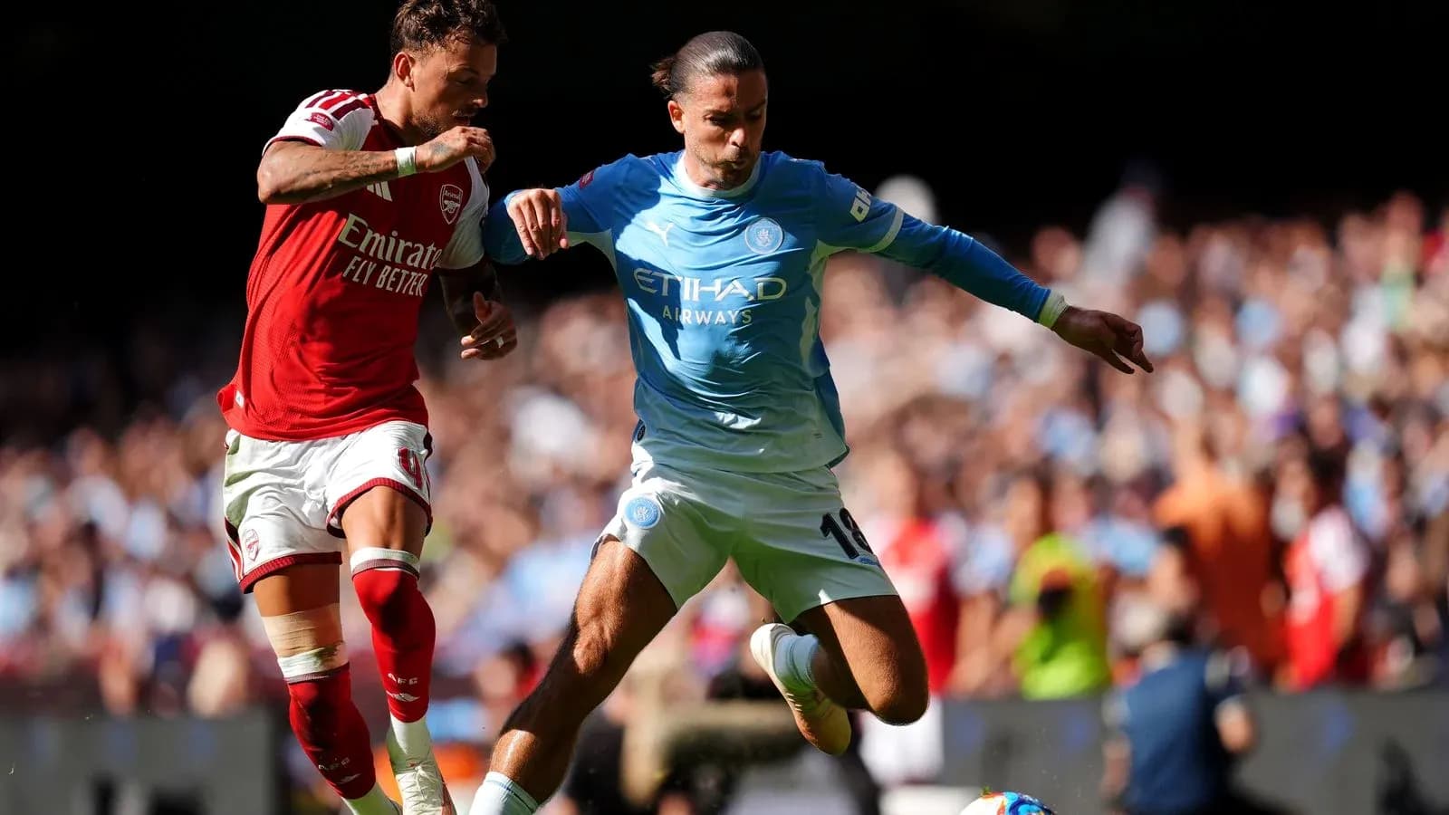 Jugador de Arsenal persigue a jugador de Manchester City