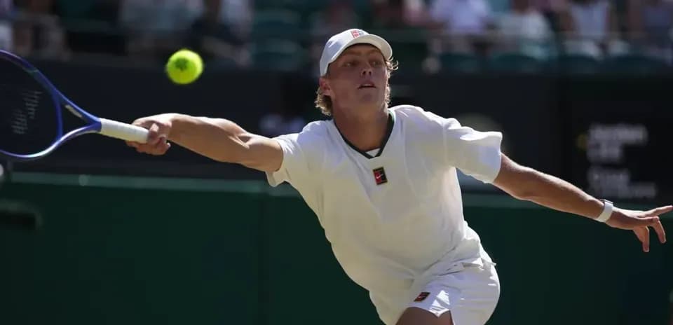 Jugador de tenis golpeando una pelota en la cancha