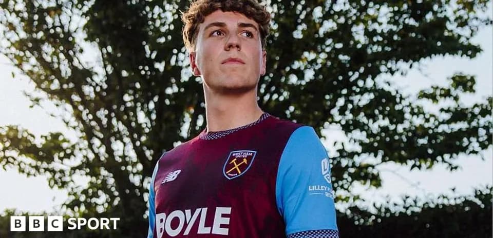 Jugador con camiseta de West Ham frente a árboles