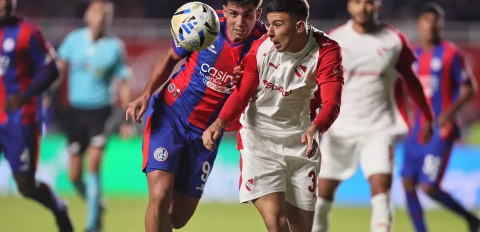 Jugadores compitiendo por el balón en el partido