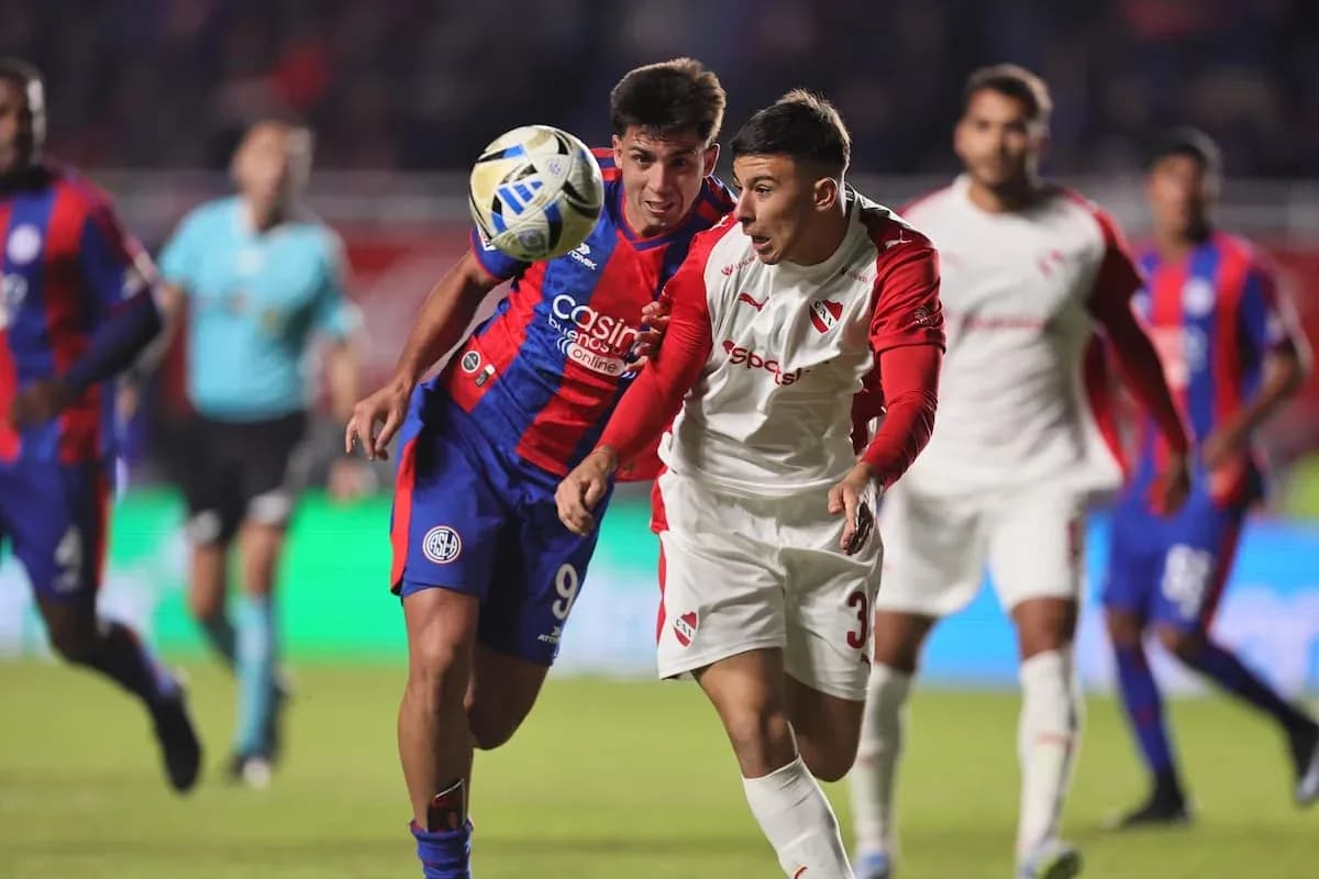 Jugadores compitiendo por el balón en el partido