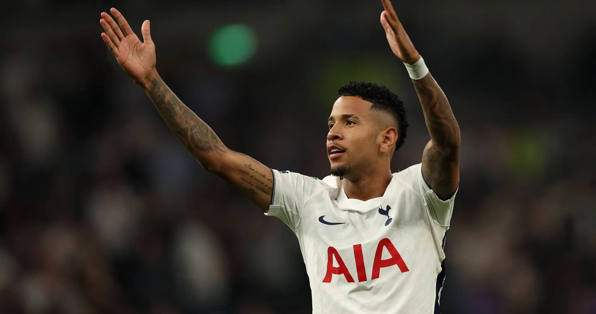 Jugador del Tottenham celebrando en el estadio