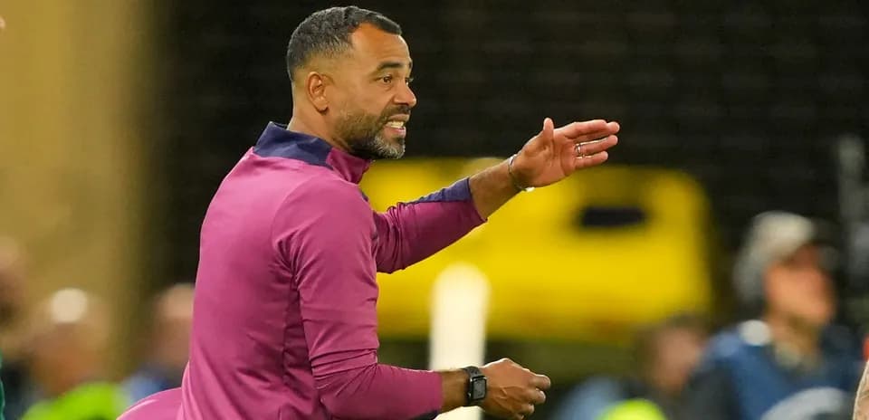 Entrenador dando instrucciones desde la línea de banda