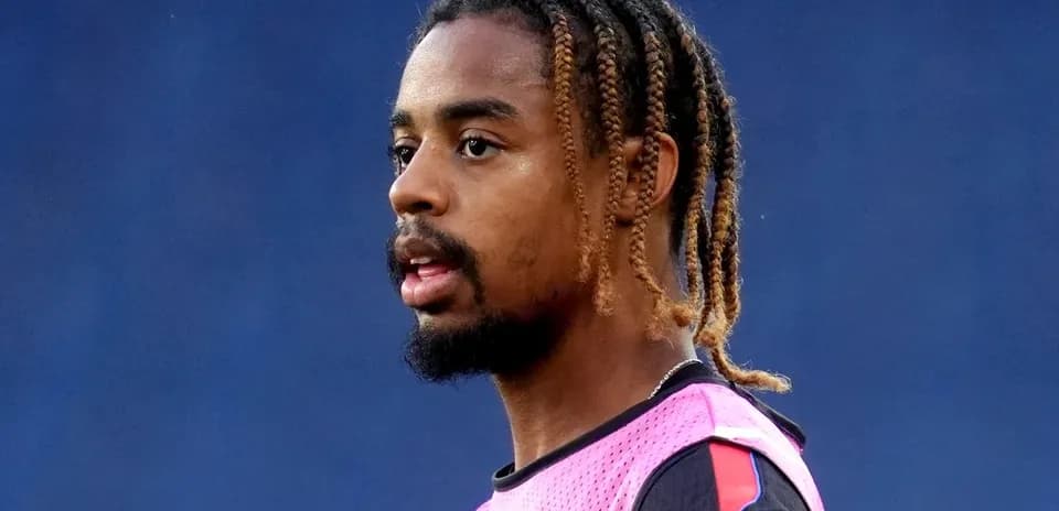 Jugador en la sesión de entrenamiento con camiseta rosa