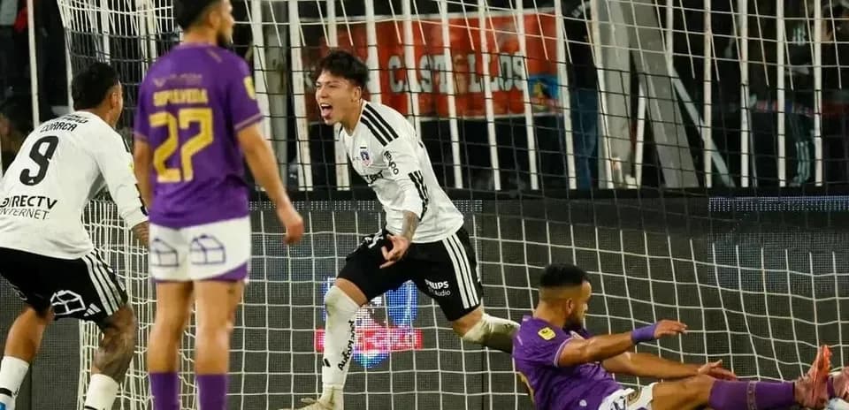 Jugador de Colo Colo celebrando un gol