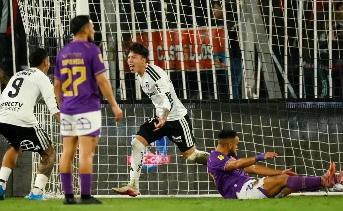 Jugador de Colo Colo celebrando un gol Jugador de Colo Colo celebrando un gol