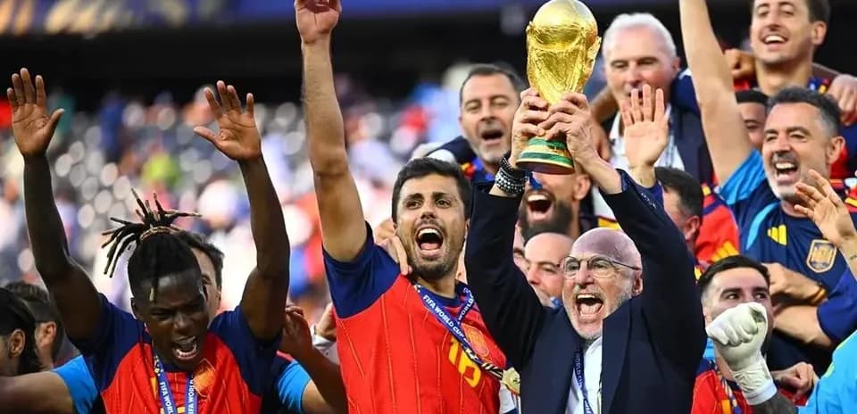 Equipo celebrando con trofeo de la Copa Mundial