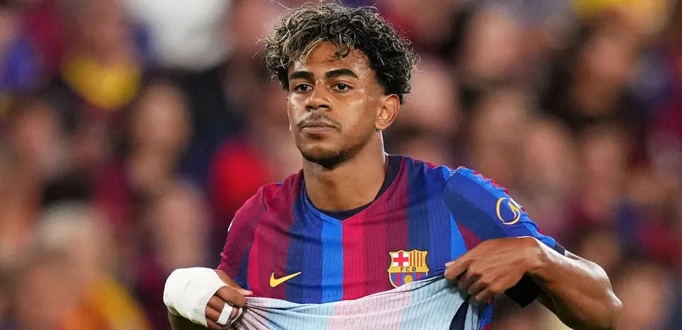 Jugador del FC Barcelona quitándose la camiseta durante el partido