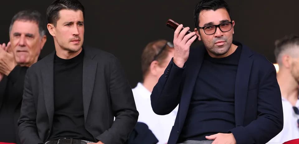 Dos hombres en un evento deportivo observando