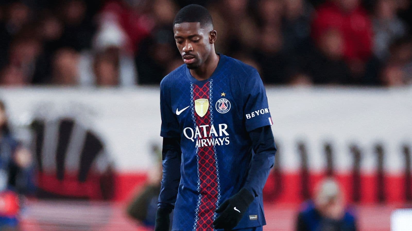 Jugador de PSG caminando durante el partido
