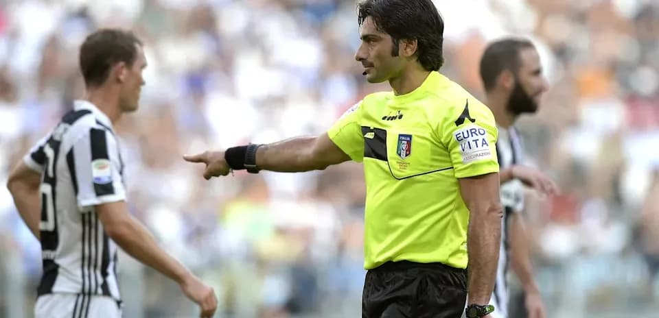 Árbitro señalando a un jugador durante un partido