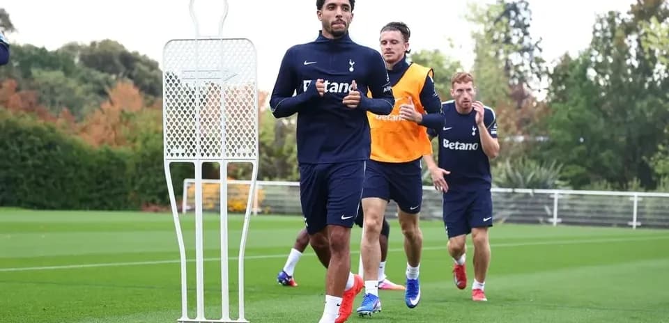 Jugadores de Tottenham corriendo en sesión de entrenamiento