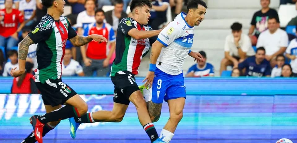 Jugador de Palestino siendo marcado por U. Católica