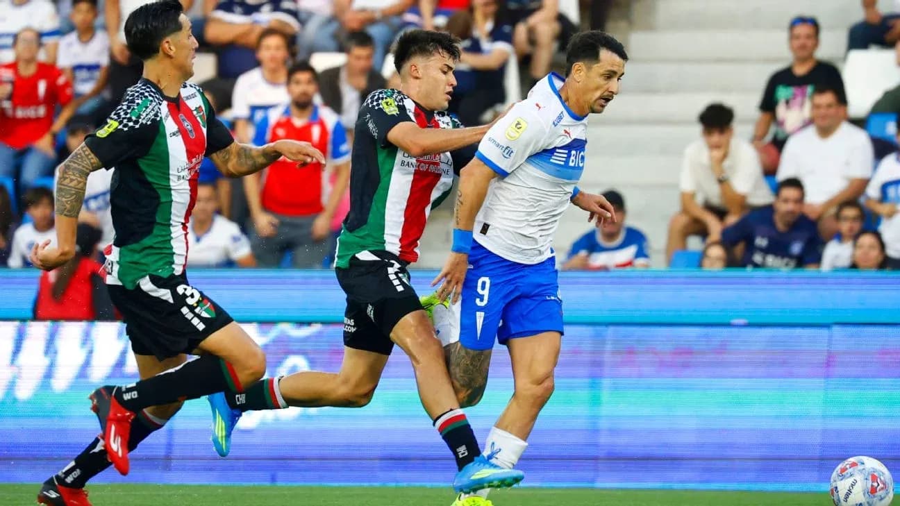 Jugador de Palestino siendo marcado por U. Católica