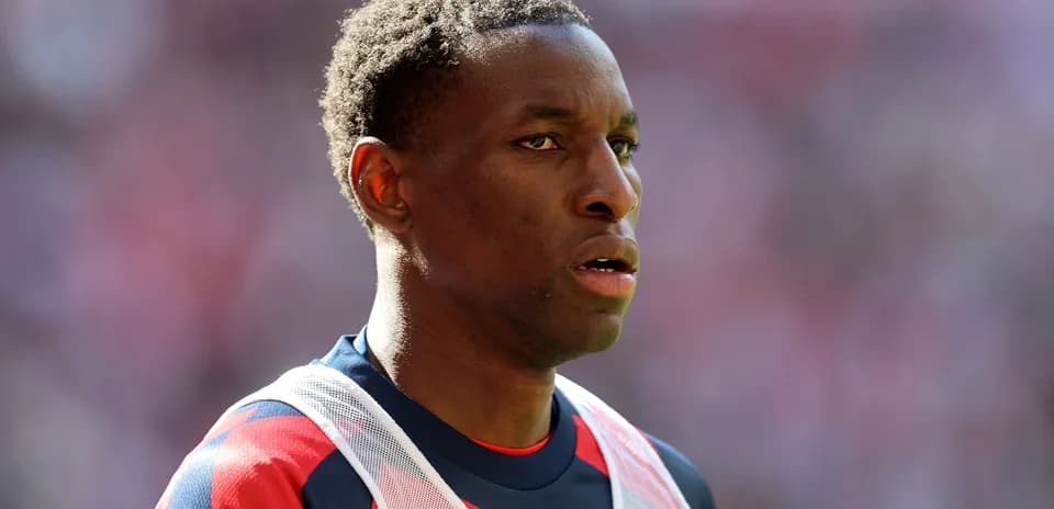 Jugador en el campo durante calentamiento previo al partido