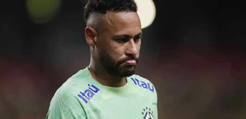 Neymar caminando en uniforme de Brasil durante partido