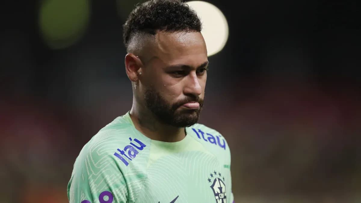 Neymar caminando en uniforme de Brasil durante partido