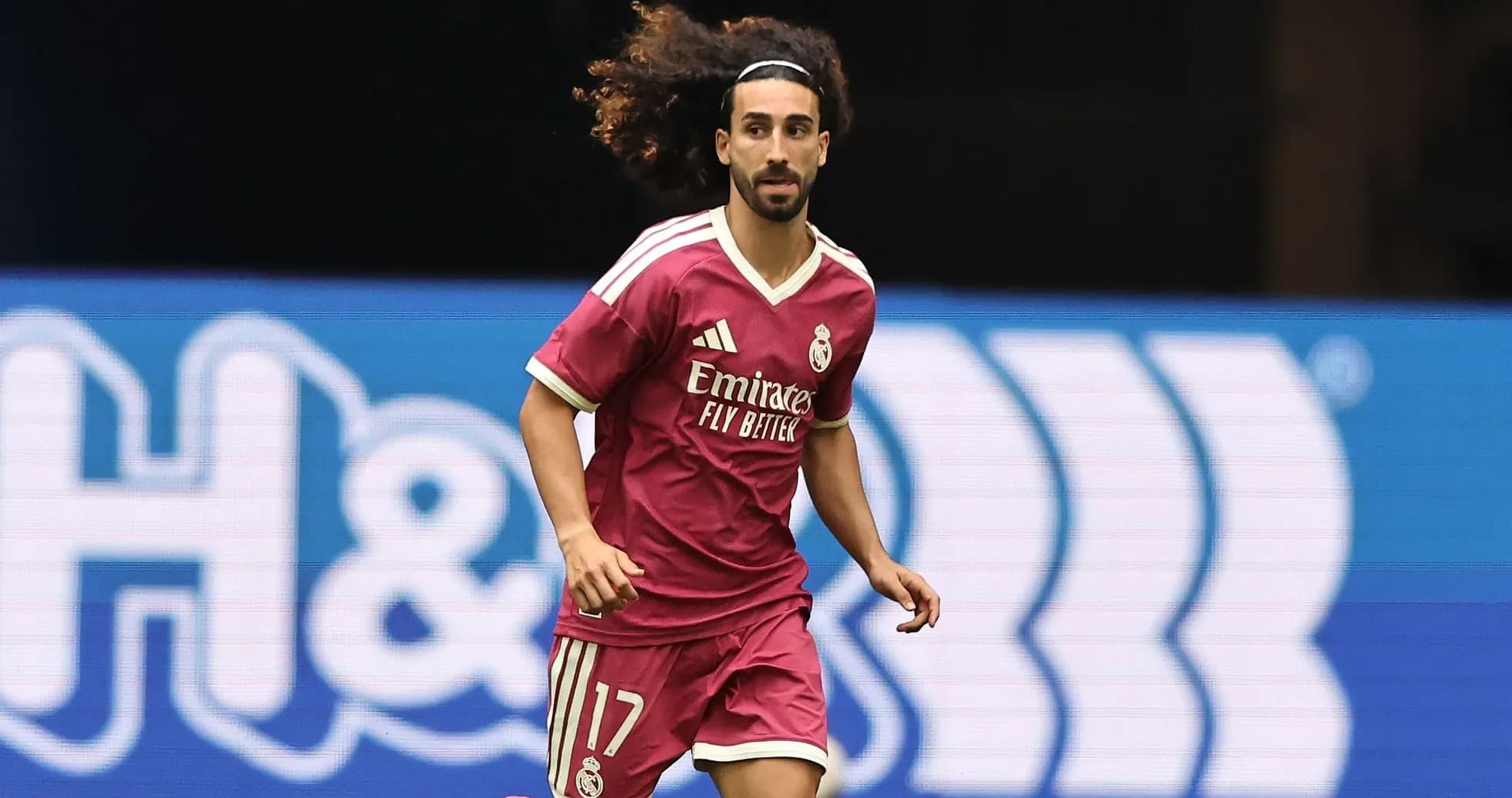 Jugador de Real Madrid corriendo en el campo