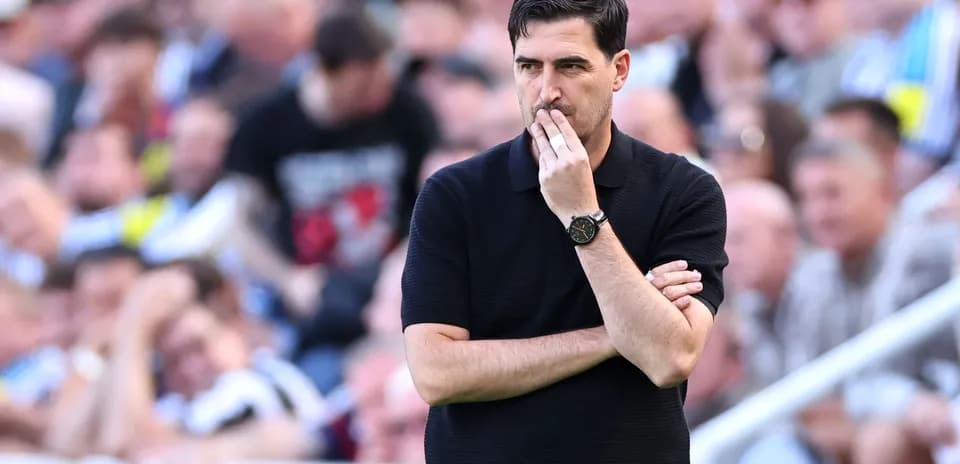 Entrenador observando el partido desde la línea de banda