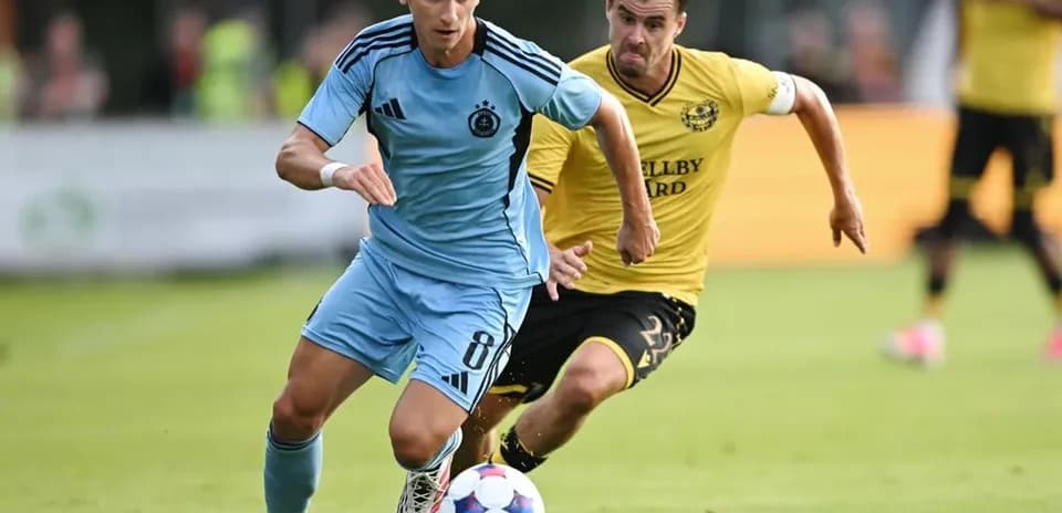 Jugador de Slovan Bratislava corriendo con el balón