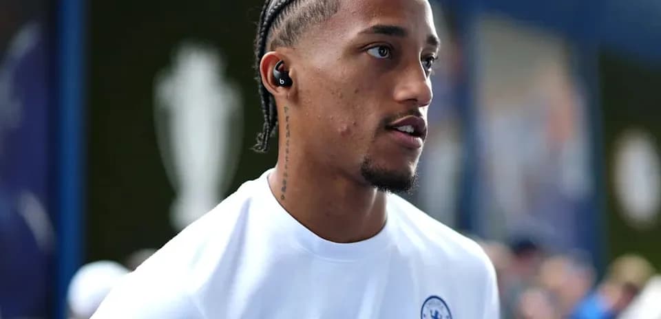 Jugador de Chelsea caminando con auriculares puestos