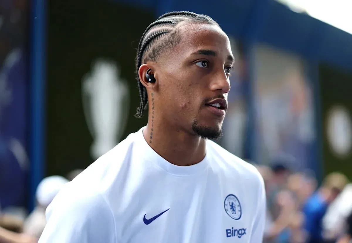 Jugador de Chelsea caminando con auriculares puestos