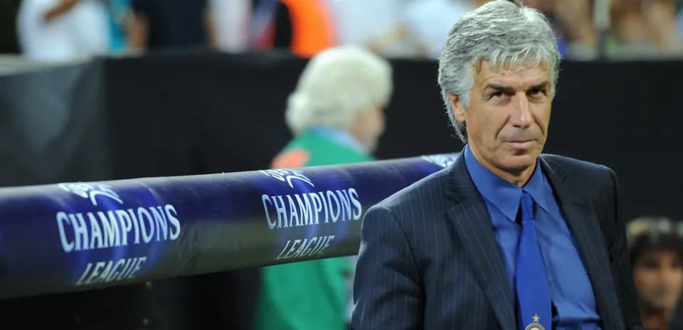 Entrenador observando desde la línea de banda