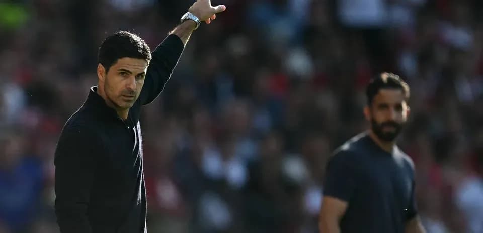 Entrenador señalando tácticas durante un partido