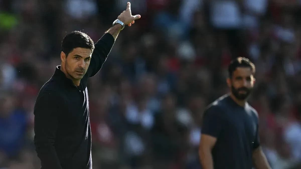 Entrenador señalando tácticas durante un partido