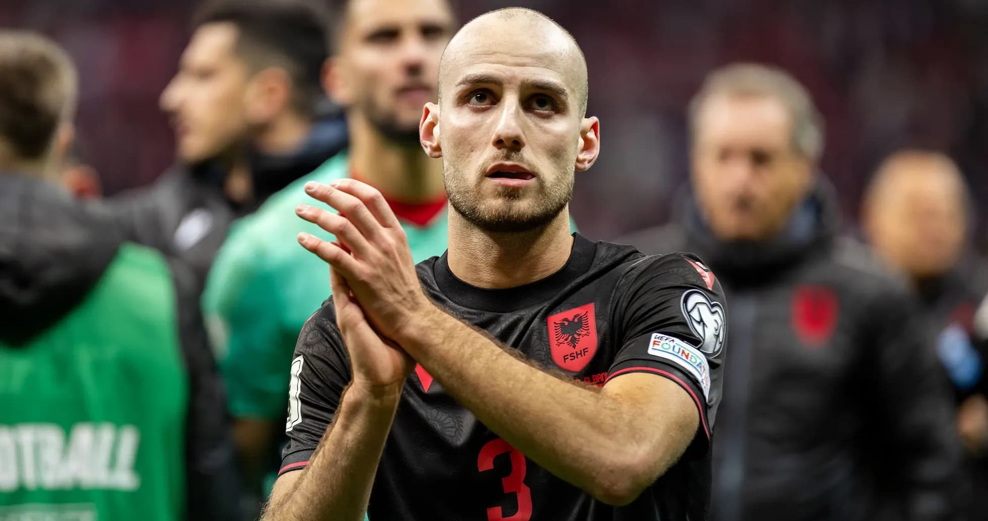 Jugador de Albania aplaudiendo después del partido