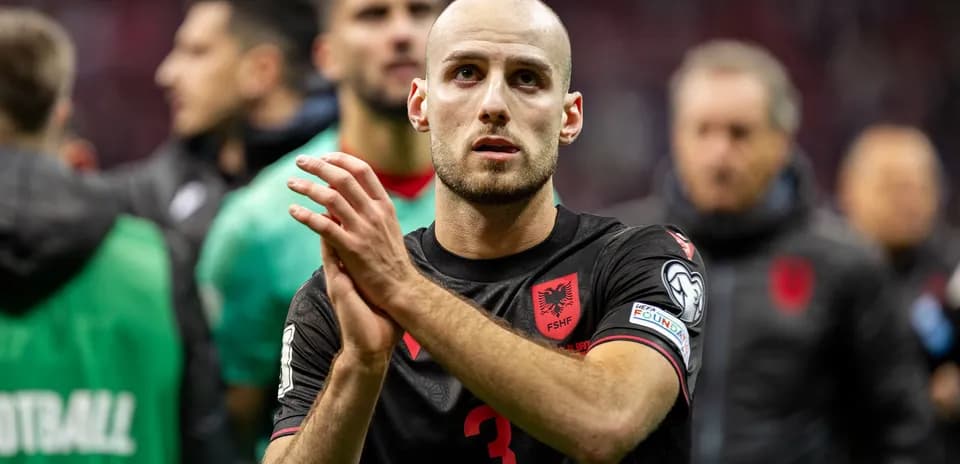 Jugador de Albania aplaudiendo después del partido