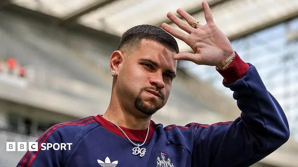 Jugador saludando en el estadio antes del partido