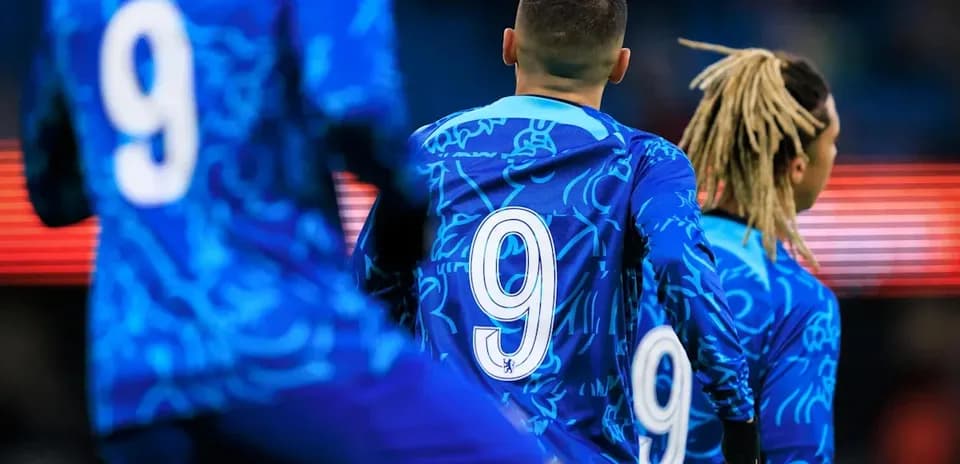 Jugadores con camisetas azules y número 9