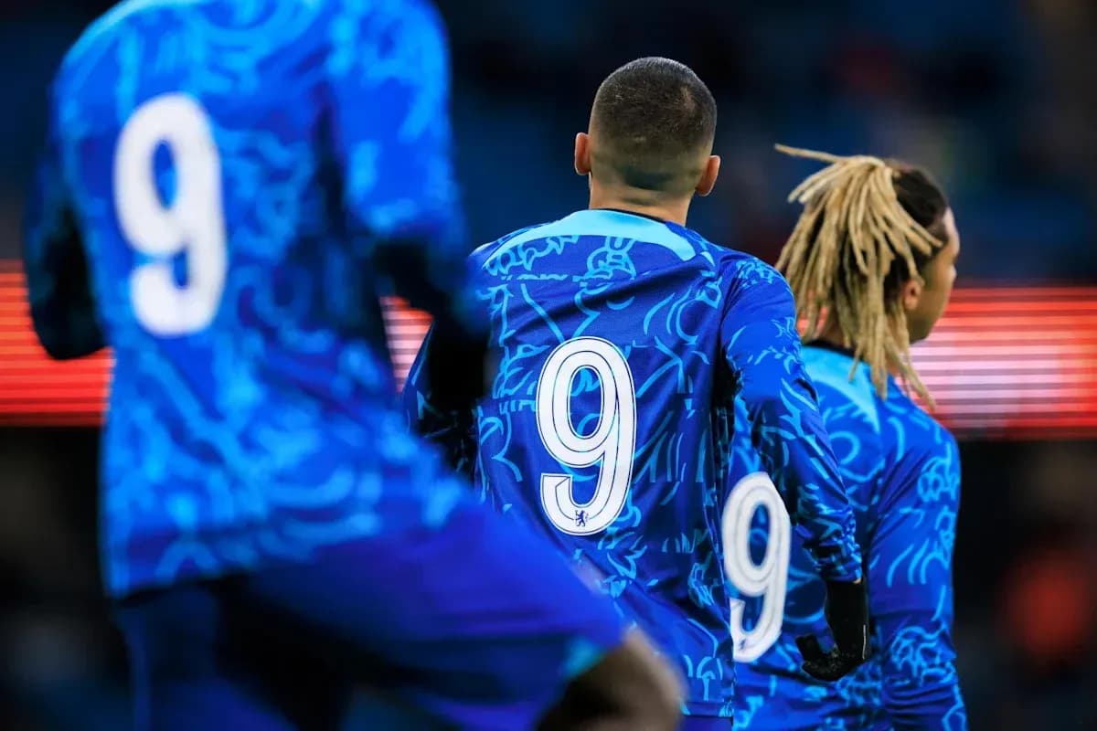 Jugadores con camisetas azules y número 9