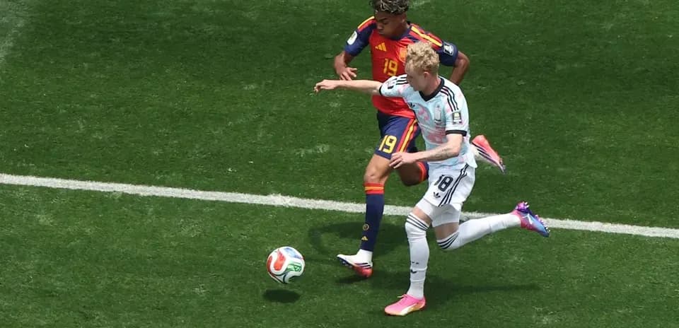 Jugadores disputando el balón en un partido