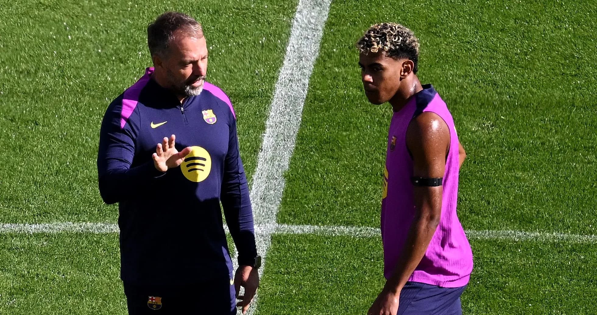 Entrenador hablando con jugador durante sesión de entrenamiento