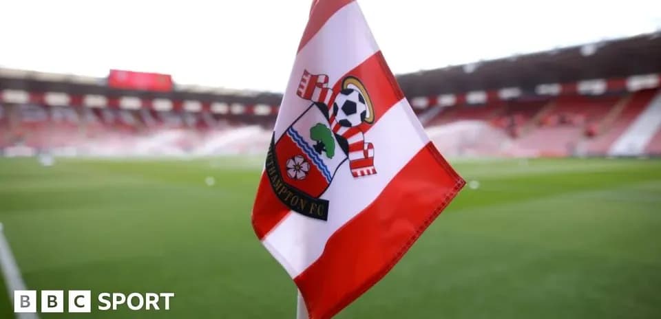 Bandera de Southampton FC en el estadio vacío