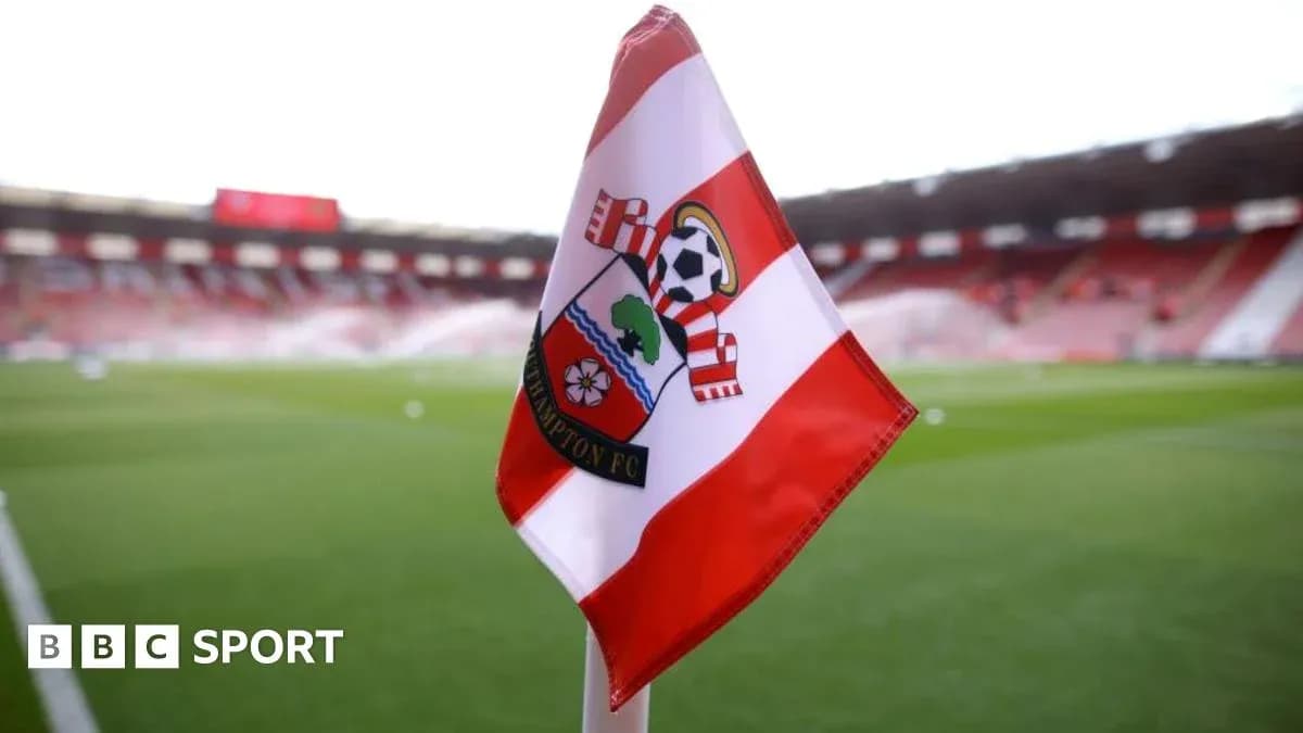 Bandera de Southampton FC en el estadio vacío
