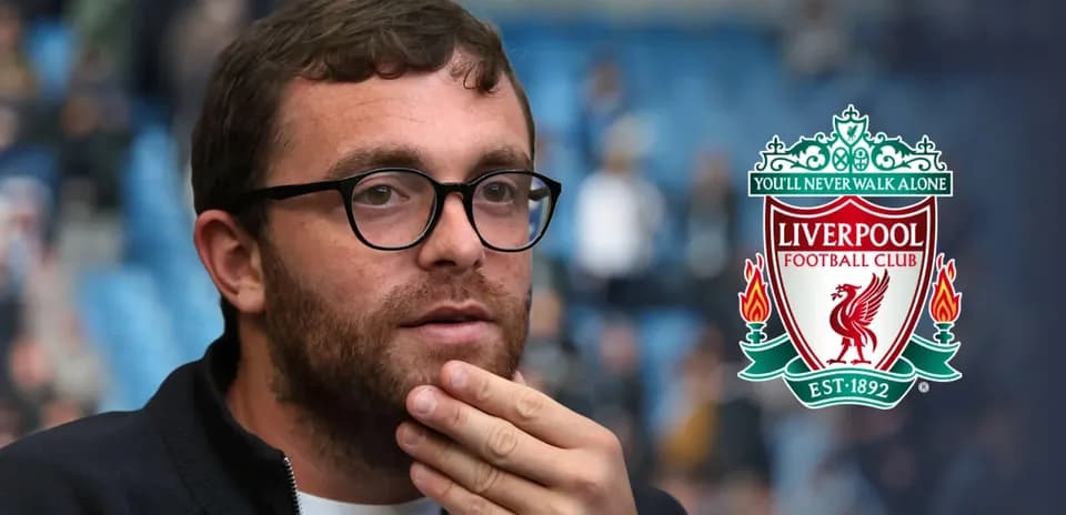 Hombre pensativo con logo de Liverpool detrás