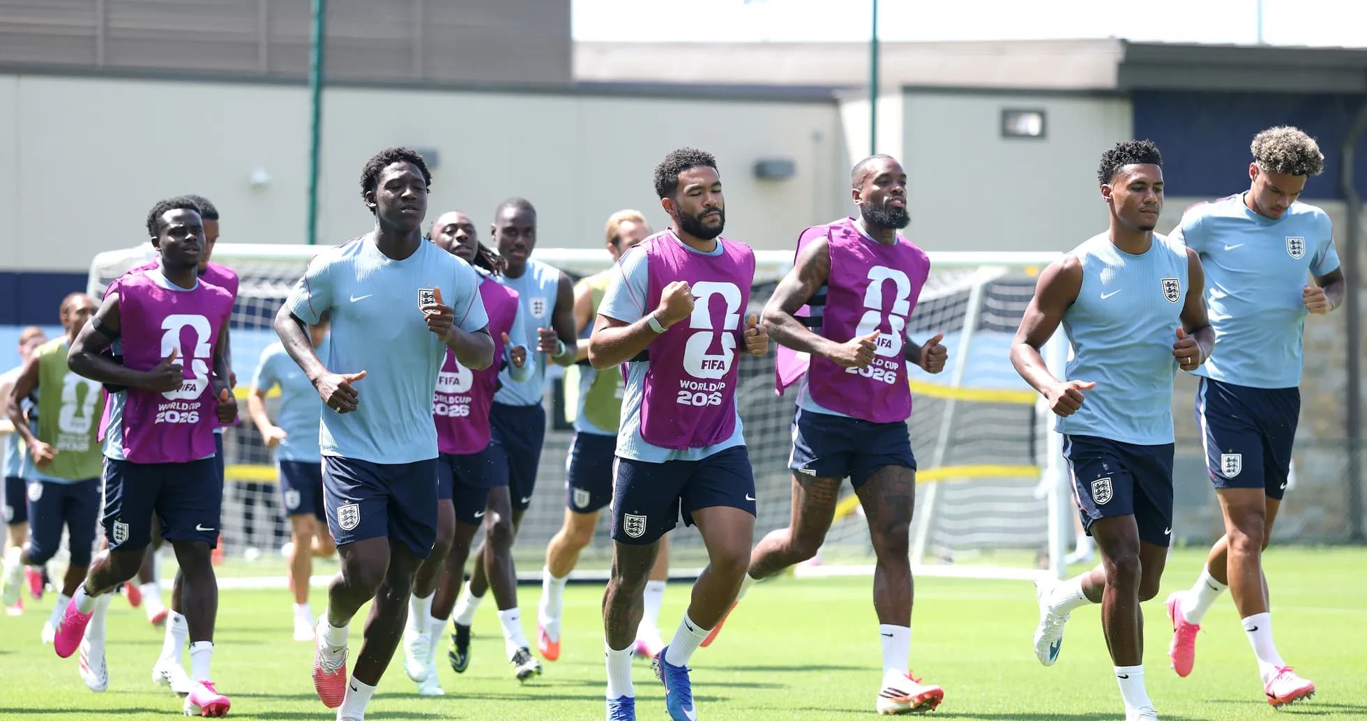 Jugadores de Inglaterra corriendo en sesión de entrenamiento