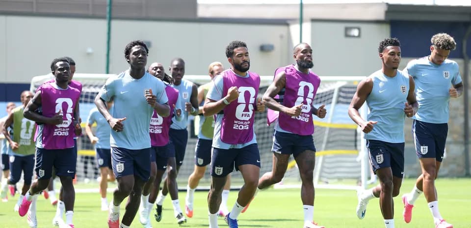 Jugadores de Inglaterra corriendo en sesión de entrenamiento