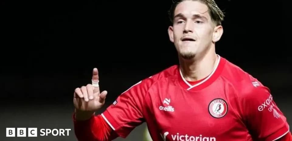 Jugador celebrando un gol con la mano levantada