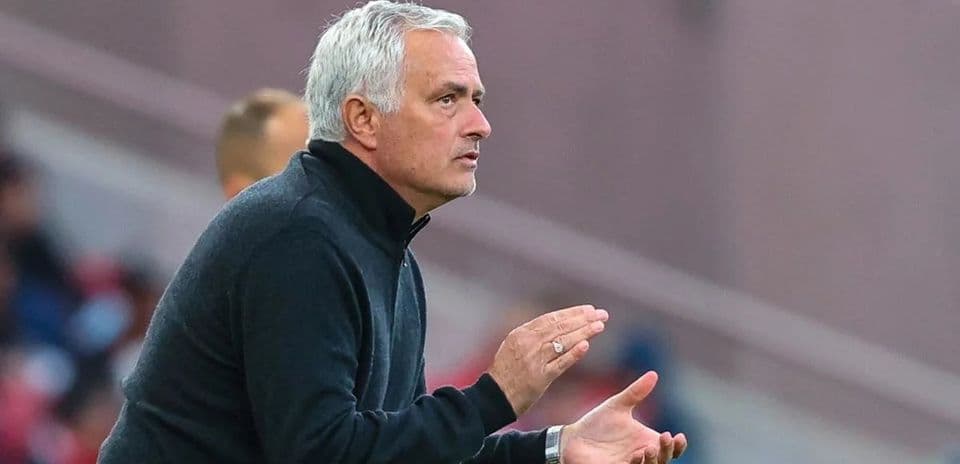 Entrenador dirigiendo a su equipo desde la banda
