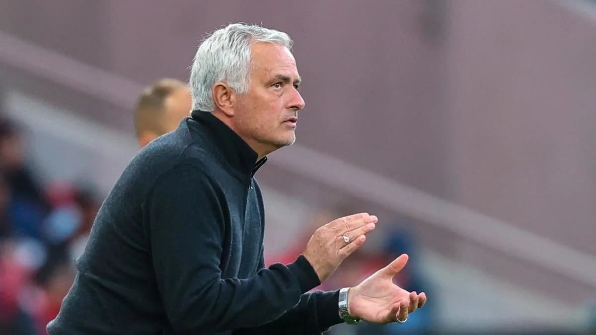 Entrenador dirigiendo a su equipo desde la banda